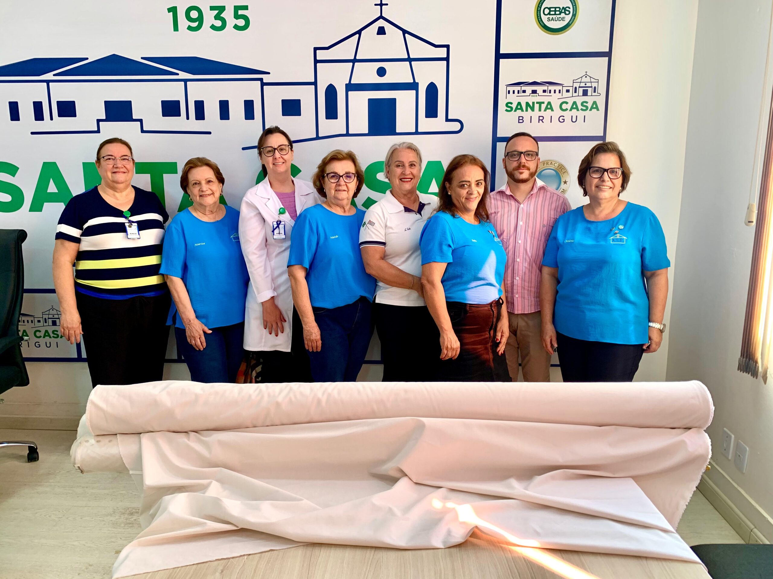 Casa da Amizade de Birigui doa tecidos para renovação de lençóis da Pediatria da Santa Casa