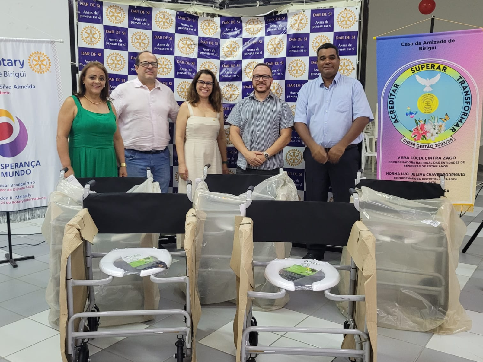 Rotary Club e Casa da Amizade doam cinco cadeiras de banho à Santa Casa de Birigui