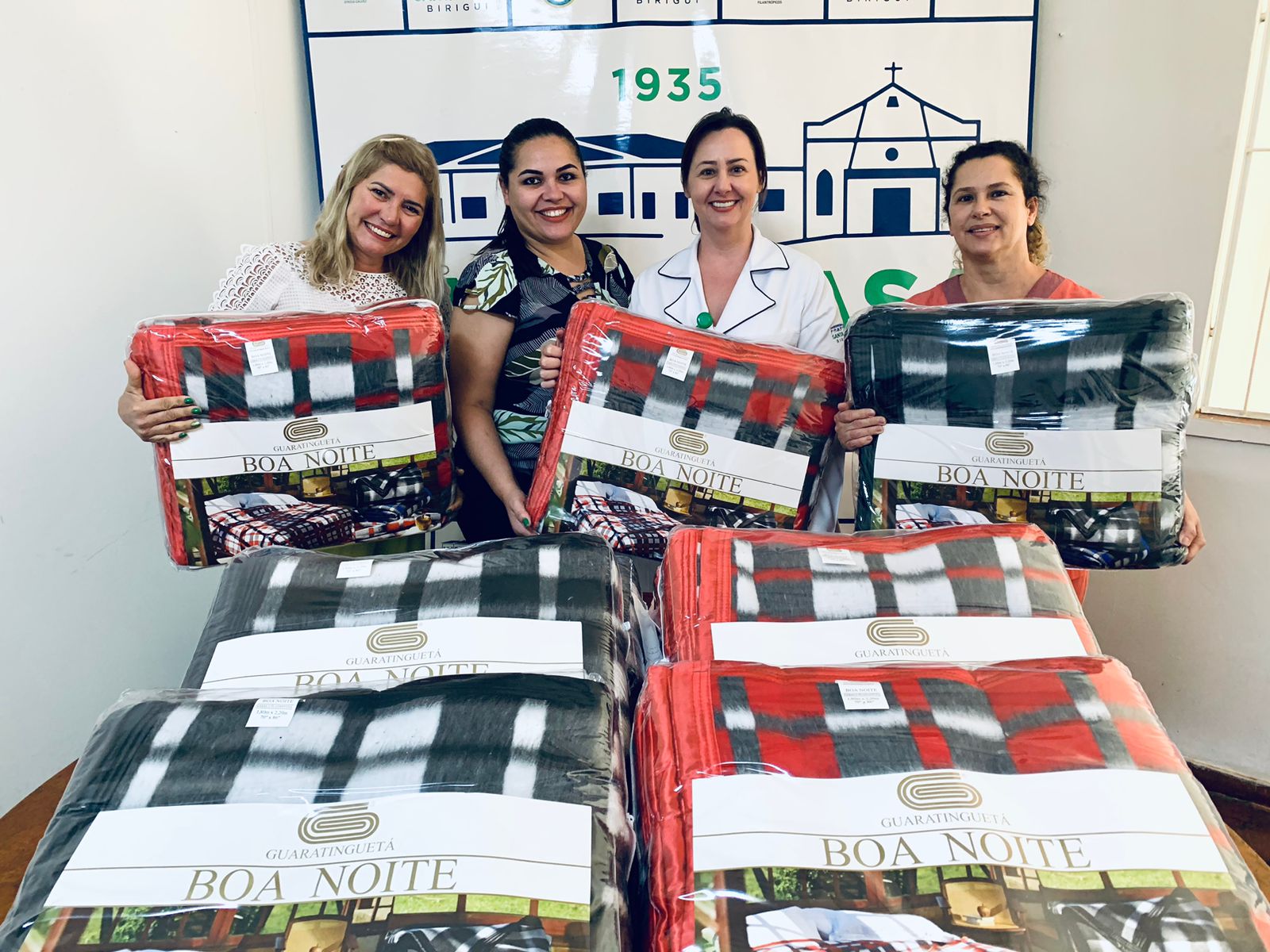 Santa Casa de Birigui recebe cobertores comprados com recursos da campanha de pizza