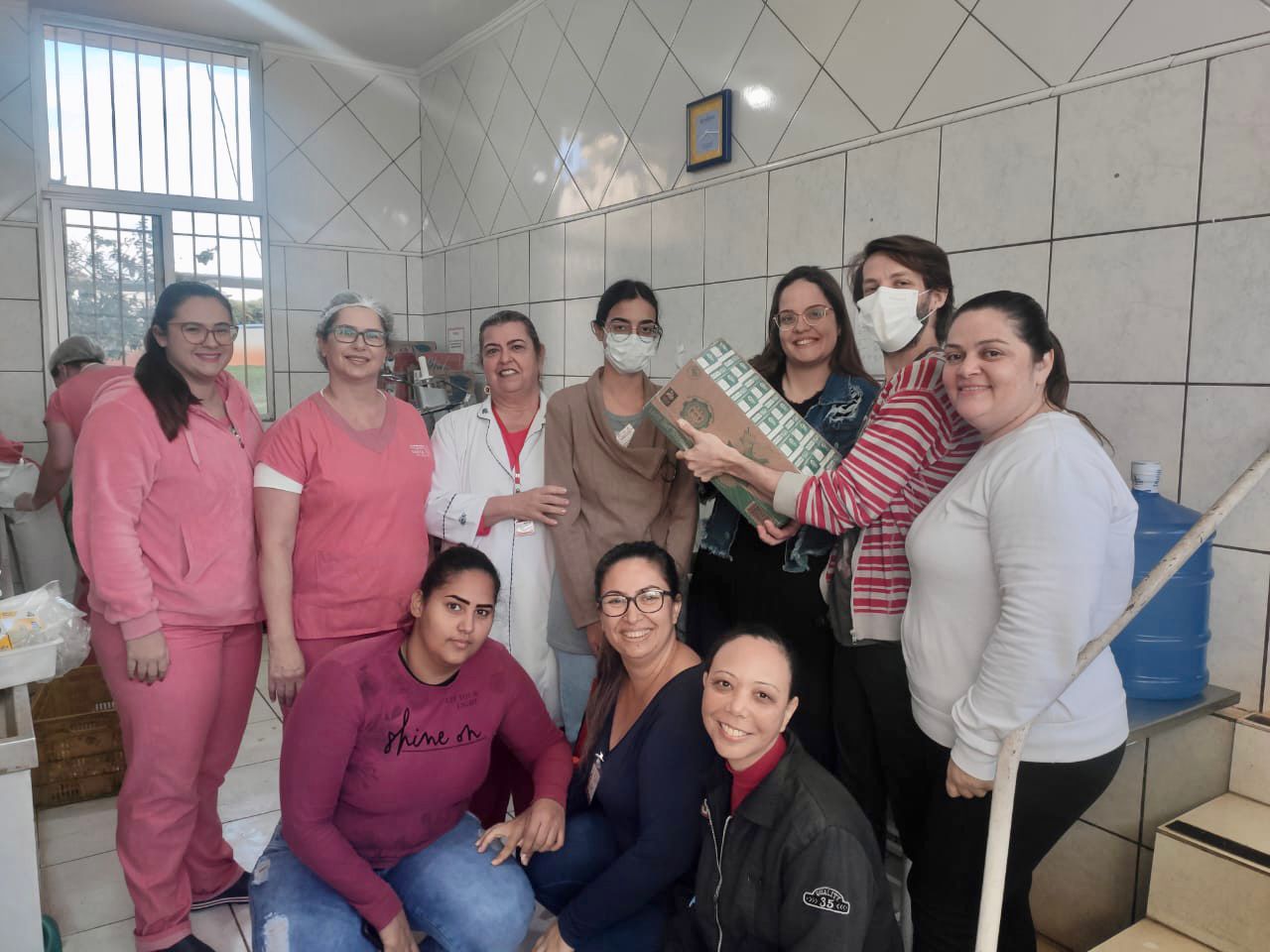 Santa Casa recebe doação de 324 litros de leite dos alunos de enfermagem da Etec Birigui